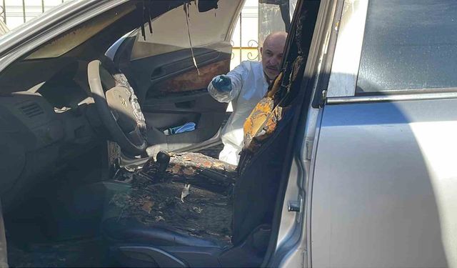 Karaman'da park halindeki otomobilin direksiyon ve koltukları yandı