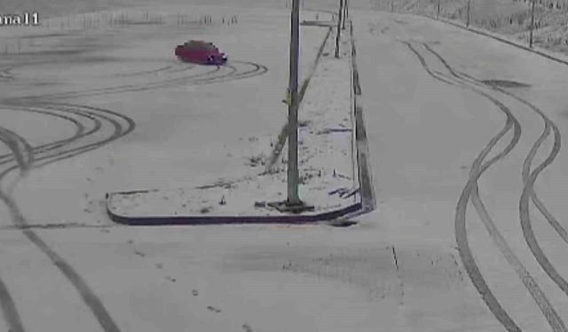 Karla kaplı sınav parkurunda drift yaptılar, kameraya yakalandılar