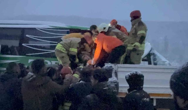 Karlı yolda kayan otobüs tıra çarptı: Yolcuları kurtarma çalışmaları sürüyor