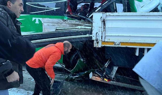 Karlı yolda kayan yolcu otobüsü tıra çarptı: 7 yaralı