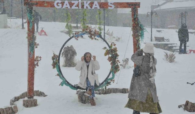 Kars'ta kar yağışı eğlenceye dönüştü