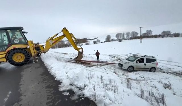 Kars'ta yoldan çıkan hafif ticari araç şarampole düştü