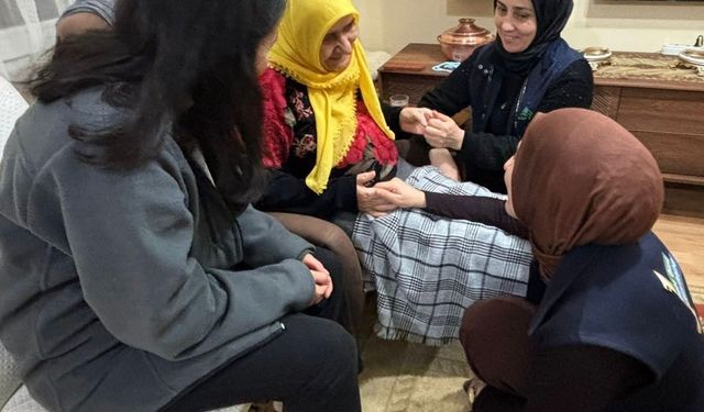 Kartepe'de 'Alo Evlat' ekiplerinden yaşlılara evde sağlık ve bakım desteği