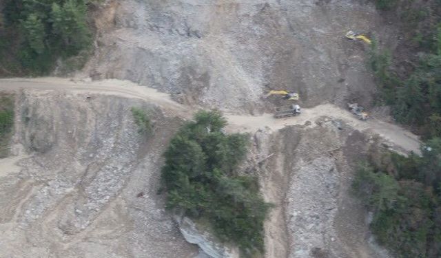 Kastamonu'da heyelan nedeniyle ulaşıma kapanan yolda çalışmalar sürüyor