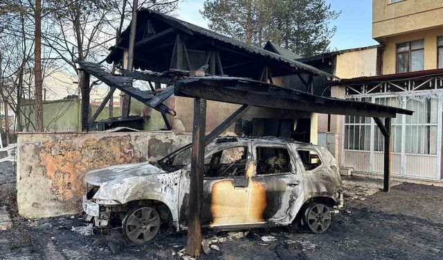 Kastamonu'da park halindeki cip yandı