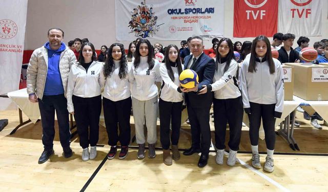 Kastamonu'da spor kulüpleri ve okullara 7 milyon TL değerinde malzeme desteği