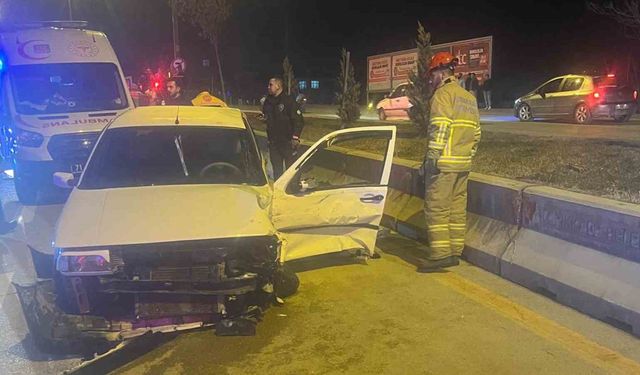 Kırıkkale'de 2 otomobil çarpıştı: 2 yaralı