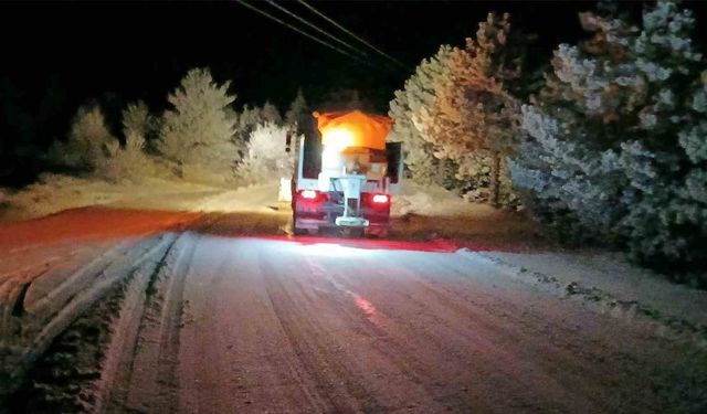 Kırıkkale'de köy yollarında karla mücadele çalışmaları