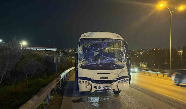 Kocaeli'de servis minibüsü tıra çarptı: 6 yaralı