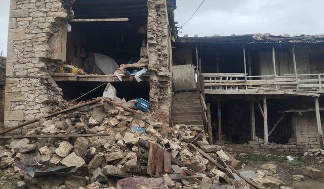 Komşusu 'adam öldü evi de yıkıldı' dedi o anda ev çöktü