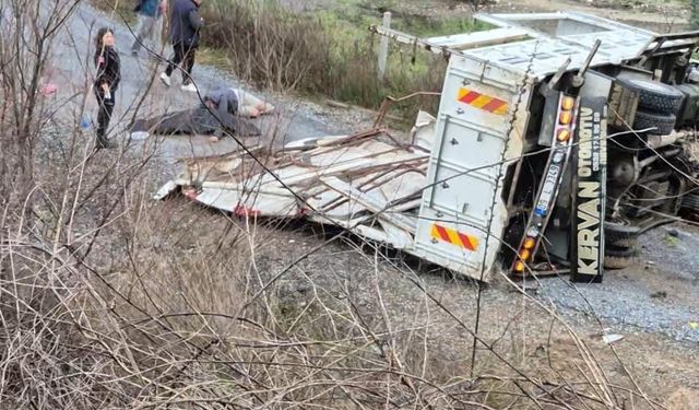 Kontrolden çıkan kamyon tali yola uçtu: 1 ölü, 1 yaralı