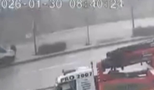 Kontrolden çıkan servis refüje çıktı: Ölümden saniyelerle kurtuluş kamerada