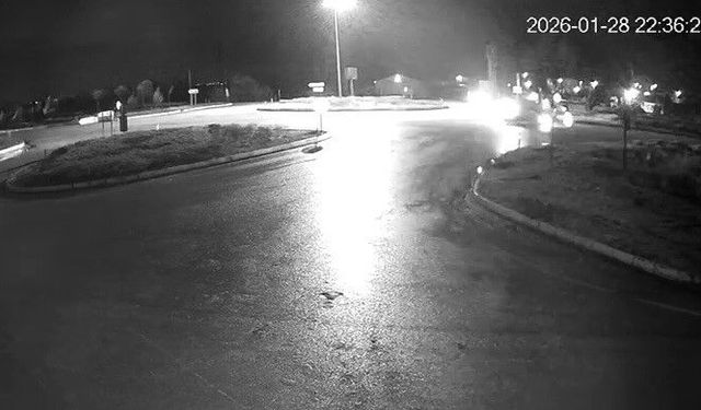 Konya'da 2 aracın çarpışma anı kameraya yansıdı