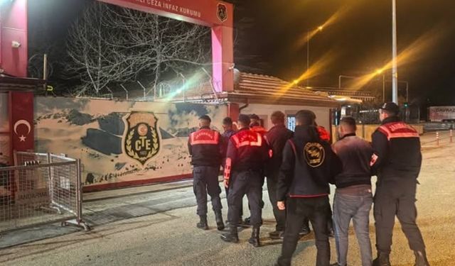 Köy evlerini soyan 3 kişilik hırsızlık ekibi, çalıntı eşyaları hurdacıya satarken yakalandı