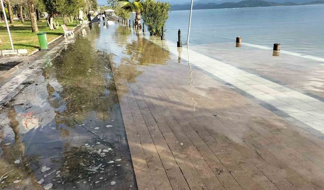 Köyceğiz Gölü taştı, Atatürk Kordonu sular altında kaldı