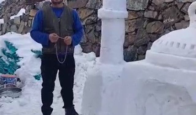 Köyüne kardan cami yaptı