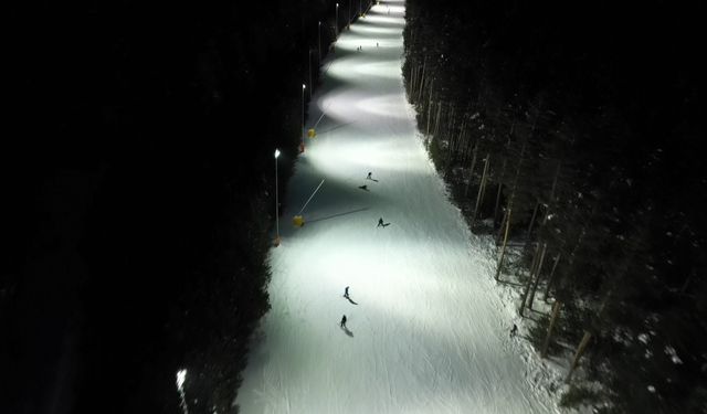 Kristal karların üzerinde gece mesaisi: Sarıkamış'ta ışıklar altında kayak keyfi