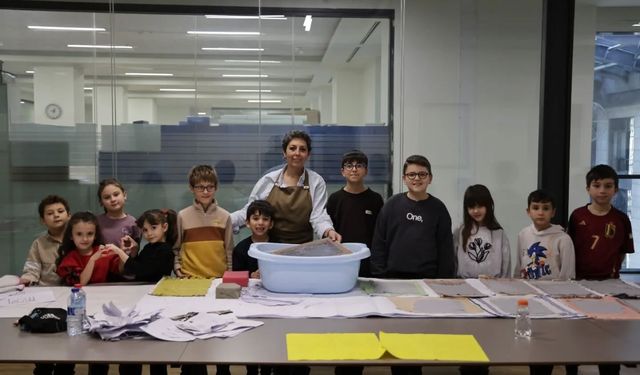 Kütahya'da çocuklardan 'Atık Kâğıtlardan El Yapımı Kâğıda Elekte Kâğıt Yapım Workshop'a ilgi