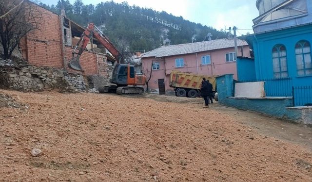 Kütahya'da tarihi caminin çevresindeki görüntü kirliliği ortadan kaldırıldı