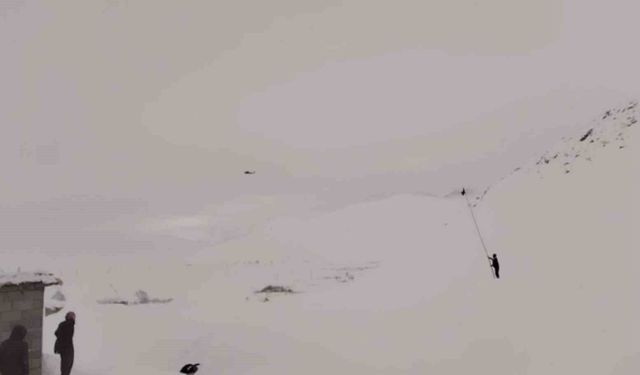 Mahsur kalan hastayı almaya giden helikoptere bez sallayarak yol gösterdi