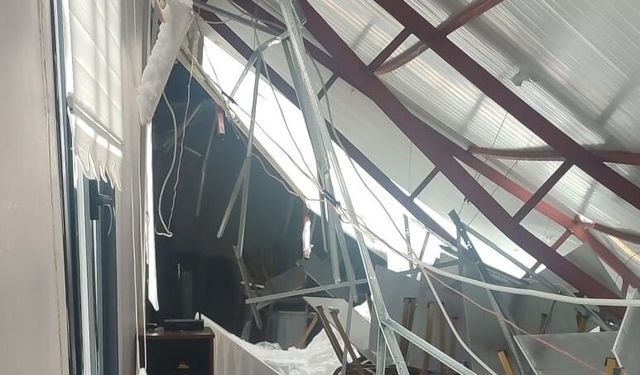 Malatya'da mevlit salonunun çatısı kardan çöktü