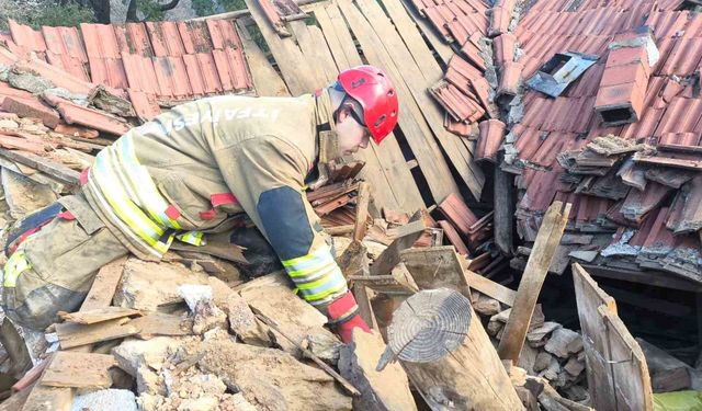 Manisa'da kerpiç ev çöktü: 1 yaralı