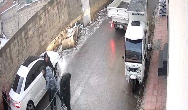 Mardin'de kopan elektrik teli gençlerin üzerine düştü