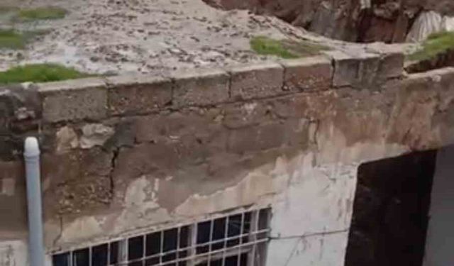 Mardin'de sağanak yağışta kerpiç evin damı çöktü