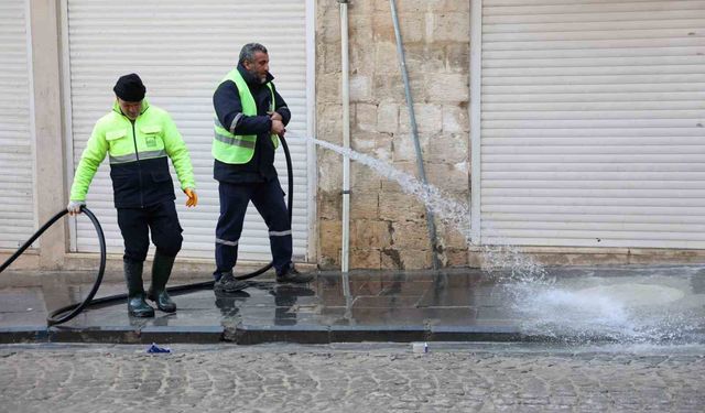 Mardin'de tarihi 1. Cadde'de kar sonrası temizlik ve yenileme çalışması devam ediyor