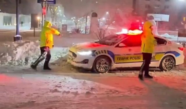 Mardin'de yürekleri ısıtan görüntüler: Polis ve çocukların kar topu savaşı kamerada