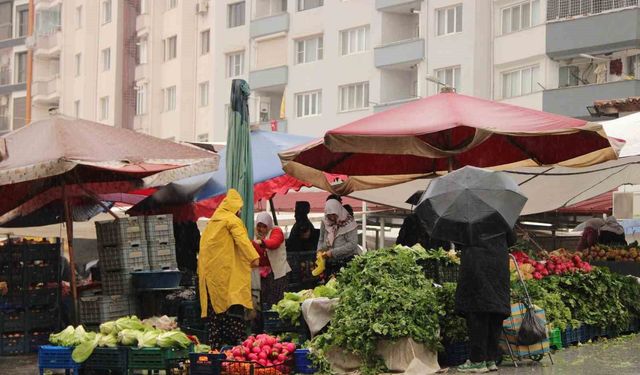 Meteoroloji'nin sağanak ve fırtına uyarısı pazarcıları etkiledi