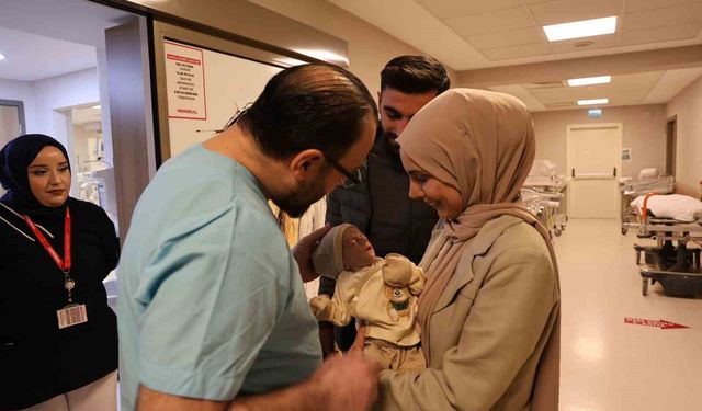 Mide ve bağırsakları karnının dışında doğan 44 günlük bebek iki ameliyat geçirdi