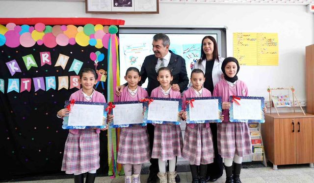 Milli Eğitim Bakanı Tekin, Ağrı'da beşiz kardeşlere karnelerini verdi