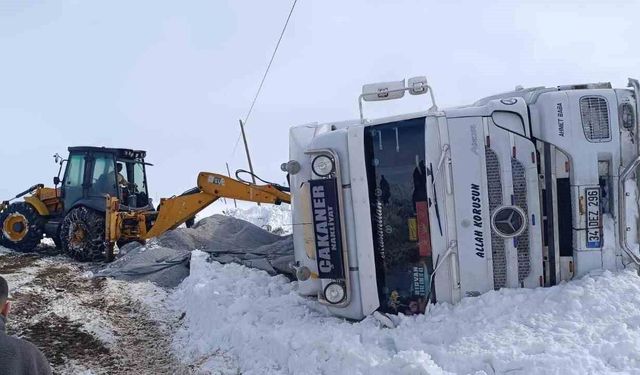 Muradiye'de gizli buzlanmadan dolayı tır devrildi