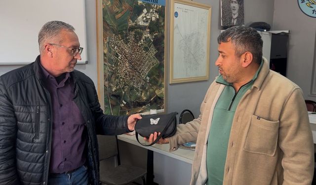 Muratlı'da örnek davranış: Parkta bulduğu çantayı zabıtaya teslim etti
