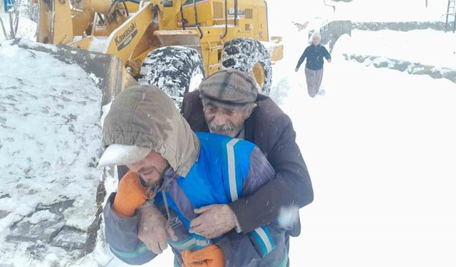 Muş'ta kapalı köy yollarında mahsur kalan hastalar ekiplerce kurtarıldı