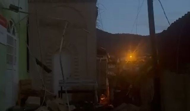 Niğde'de şiddetli rüzgar nedeniyle minare yıkıldı, çatılar uçtu