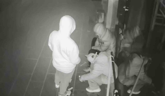 Önce sigara içtiler, sonra sakin sakin dükkanı soydular