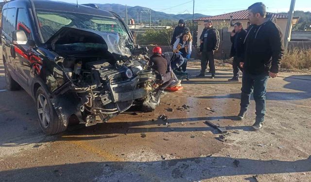 Osmaniye'de servis minibüsü ile hafif ticari araç çarpıştı: 7 yaralı