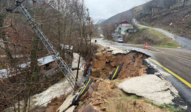Osmaniye'de şiddetli yağışla birlikte yolda göçük yaşandı
