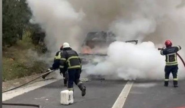 Osmaniye'de tarım işçilerini taşıyan minibüs yandı