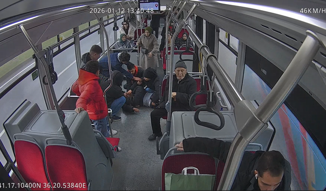 Otobüs şoförü rahatsızlanan yolcuyu hastaneye yetiştirdi