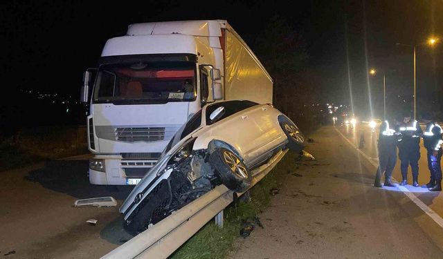 Otomobil bariyerlerde 15 metre sürüklenerek tıra çarptı: 4 yaralı