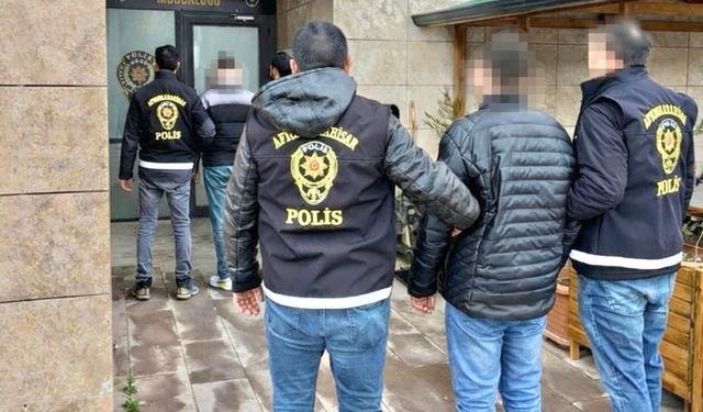 Polis hapis cezalarıyla aranan 2 kişiyi yakaladı