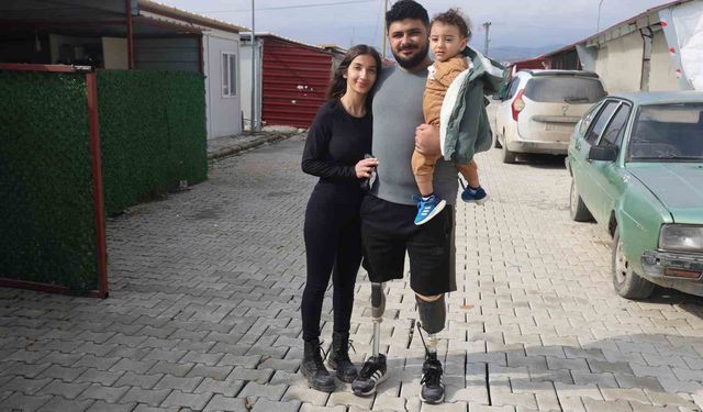 Protez bacaklarıyla yeniden yaşama tutunan depremzede Emre, yuva kurup evlat sahibi oldu