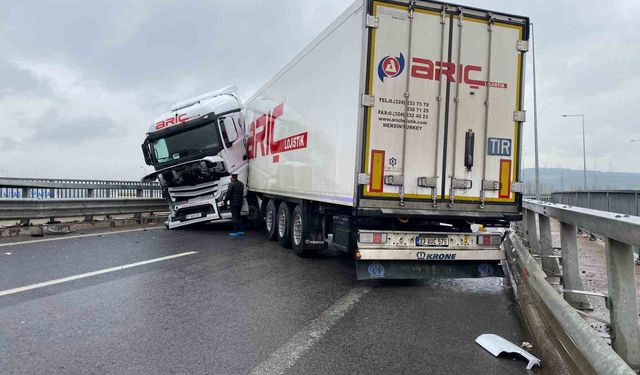 Sağanak beraberinde kazayı getirdi: Kuzey Marmara Otoyolu'nda tır makasladı