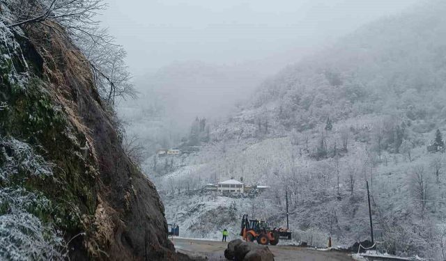 Şalpazarı-Beşikdüzü karayolunda heyelan