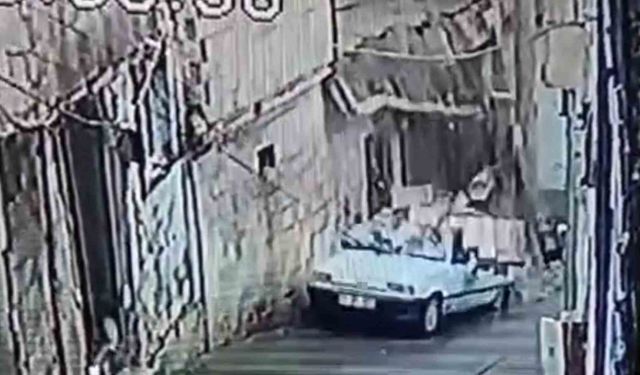 Şanlıurfa'da istinat duvarı otomobil üzerine devrildi