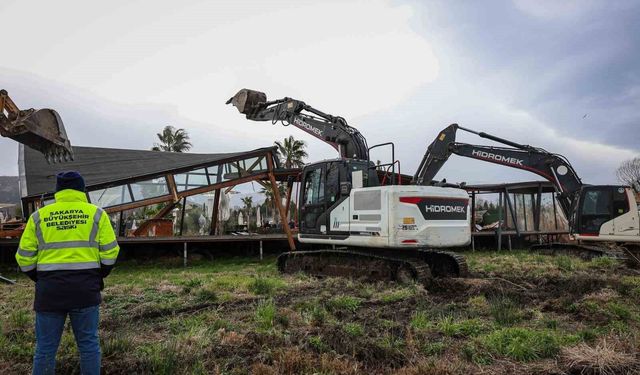 Sapanca Gölü kıyısında kaçak iskele ve yapı yıkımları devam ediyor: 89 yapı kaldırıldı