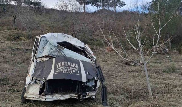 Şarampole devrilen minibüs hurda yığınına döndü: 1 yaralı